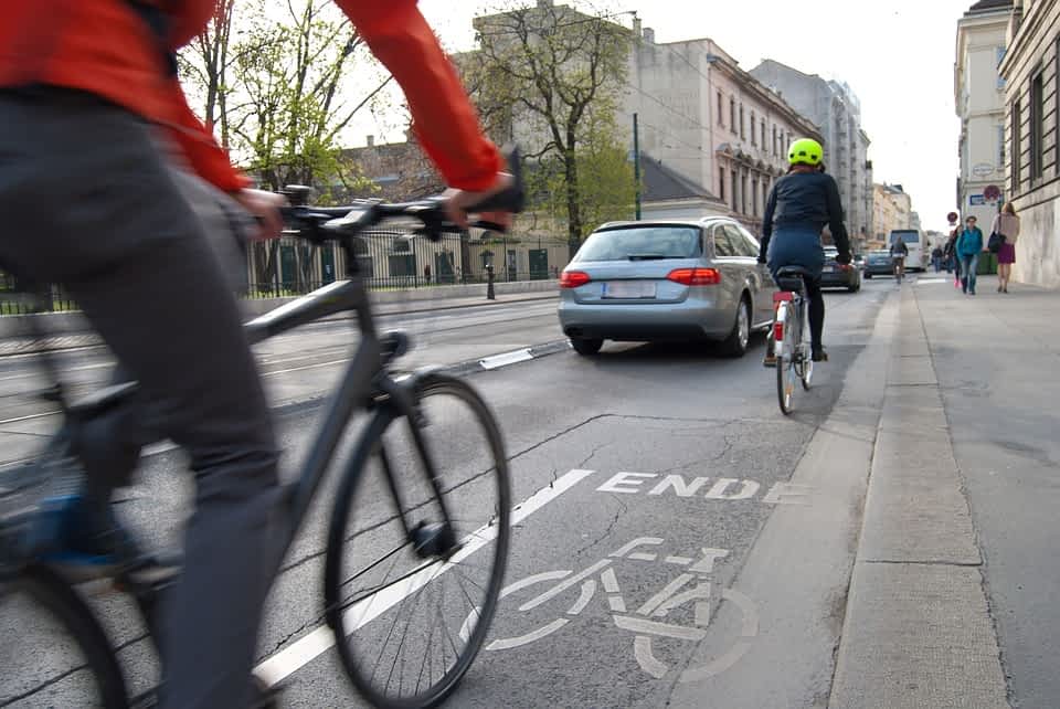 Im Sommer sind die Fahrrad Fahrer wieder auf Schweizer Strassen. Schweizer sind oft mit Fahrrädern unterwegs - vor allem im Sommer
