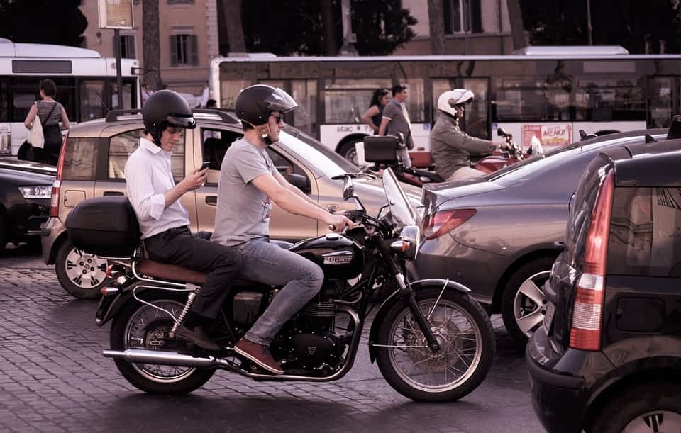 Bei Motorrad Fahrer ist besonders Vorsicht geraten, sie sind Schnell und können ruck zuck die Fahrbahn von Rechts nach Links ändern. Motorrad Fahrer - Es ist Sommer sie sind wieder auf Schweizer Strassen